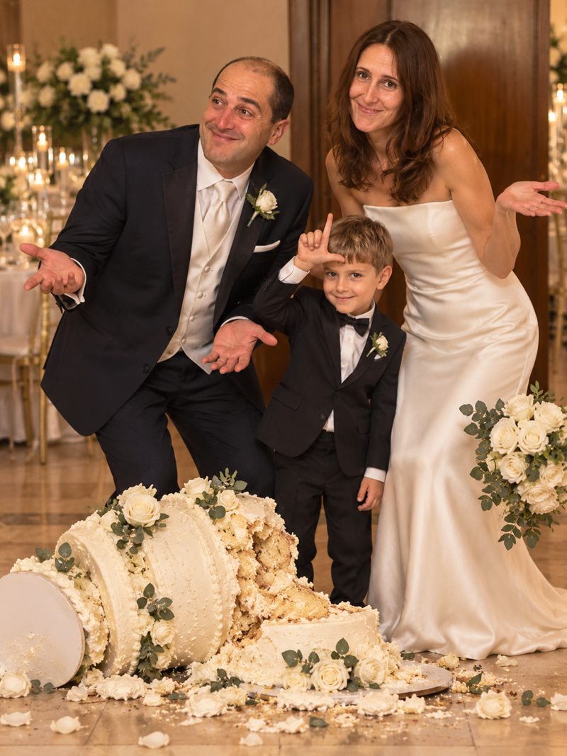 Antonio, Natascia e Alessandro fanno spallucce davanti a una torta nuziale rovesciata: ooops!